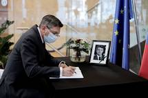 17. 1. 2022, Ljubljana – Predsednik Republike Slovenije Borut Pahor se je danes v Hii Evropske unije v Ljubljani vpisal v alno knjigo, odprto v spomin na preminulega predsednika Evropskega parlamenta Davida Sassolija. (Daniel Novakovi/STA)